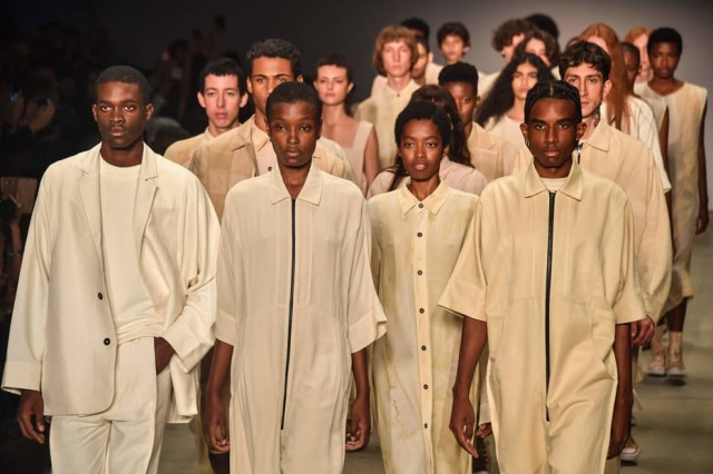 Nelson Almeida/AFP As modelos do desfile da Beira, uma das apresentações que investiu em materiais naturais, como algodão e linho