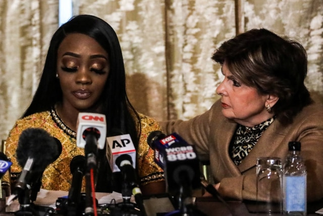 Jeenah Moon/Reuters Faith Rodgers, ao lado da advogada Gloria Allred, fala sobre as acusações de abuso sexual relacionadas a R. Kelly.