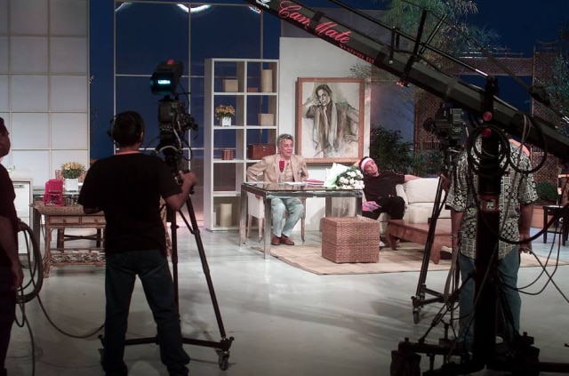 Paulo Pinto / Estadão Clodovil Hernandes durante gravação de seu programa em 2002.