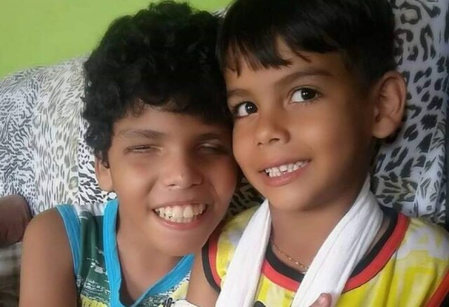 Acervo pessoal Paulinho Duque ao lado do irmão Gustavo.