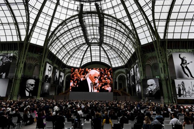 Christophe Archambault / AFP Tributo em homenagem ao estilista Karl Lagerfeld foi realizado no Grand Palais de Paris.