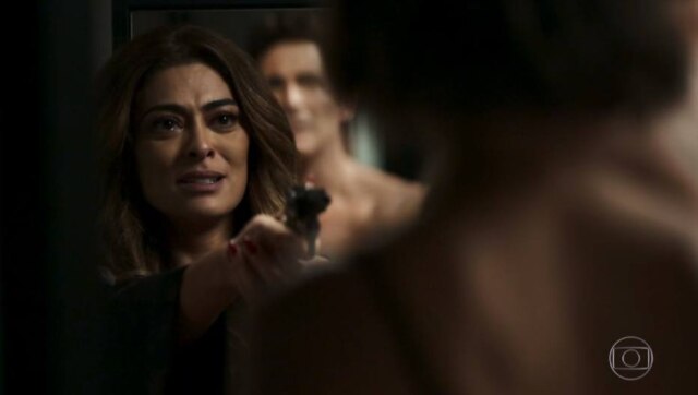 Reprodução de 'A Dona do Pedaço' (2019) / Globo Juliana Paes em cena de tiro em 'A Dona do Pedaço'