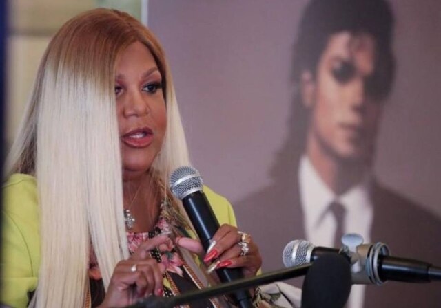 REUTERS/Jim Bourg Raymone Bain, ex-assessora de Michael Jackson, dá entrevista coletiva em Washington.
