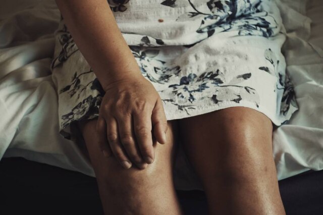 Unsplash/@annaauza Em comum, artrite e artrose afetam, principalmente, mãos e joelhos.