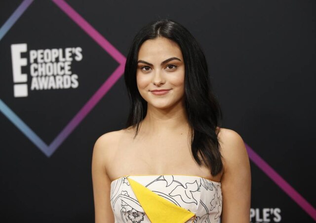 Danny Moloshok/Reuters A atriz Camila Mendes no People's Choice Awards, em novembro de 2018.
