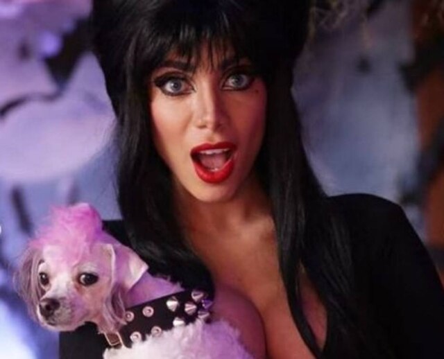 Instagram/@anitta A cantora Anitta fantasiada de 'Elvira, a Rainha das Trevas'.