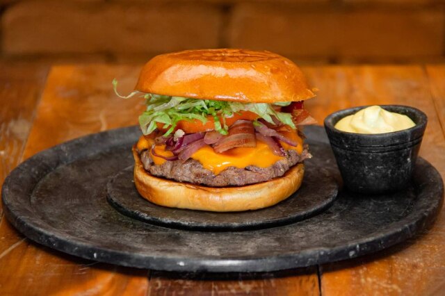 Henrique Peron Clássico. Hambpurguer com queijo cheddar, bacon artesanal, alface americana, cebola roxa, maionese no pão de brioche.