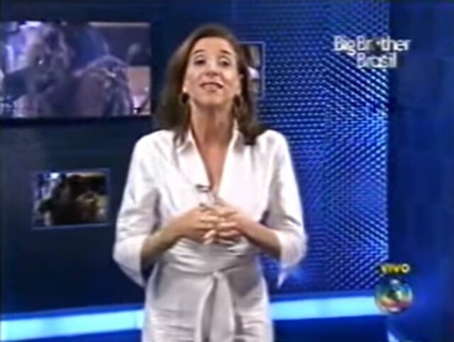 Reprodução de 'BBB 1' / Globo / Divulgação A atriz Marisa Orth era companheira de apresentação do Pedro Bial na 1ª edição do 'Big Brother Brasil', exibida em 2002