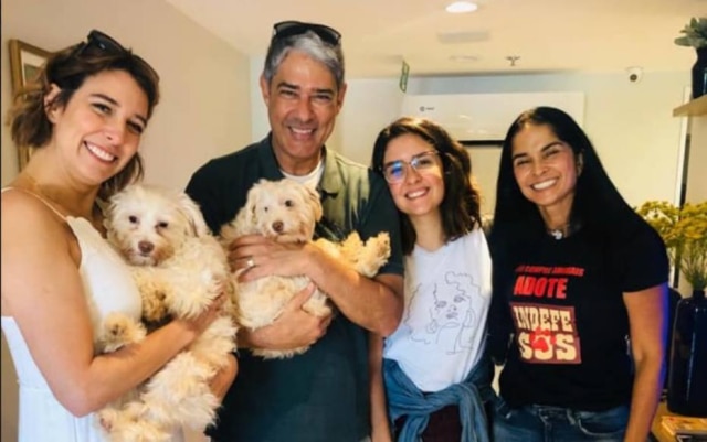 Facebook / ONG Indefesos William Bonner com a família na ONG Indefesos, onde adotou dois cachorros, no Rio de Janeiro, capital.