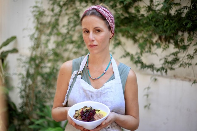 Cozinha de Combate. A chef Izadora Ribeiro, do Isla, criou projeto que ajuda a casa sobreviver diante a crise ao mesmo tempo que ajuda quem mais precisa 