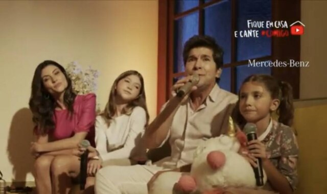 YouTube/Daniel O cantor sertanejo Daniel, a esposa e as duas filhas durante live no Dia das Mães