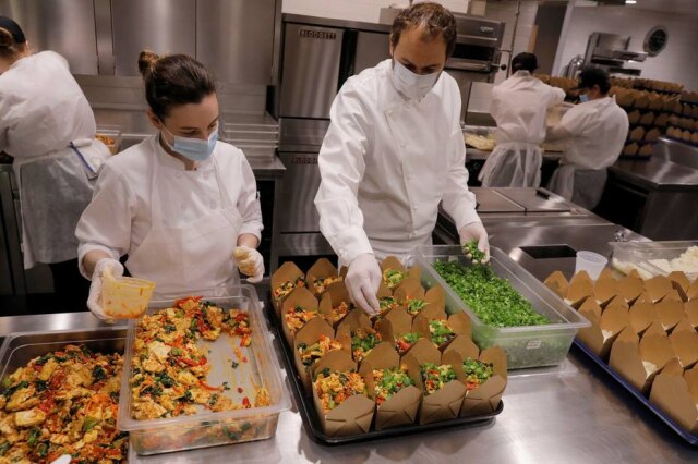 Lucas Jackson/Reuters Chef Daniel Humm e equipe do Eleven Madison Park preparam refeições para serem doados em Nova York.