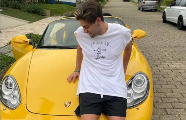 Instagram / @lzmaario O tiktoker Mário Júnior deixou os fãs curiosos após aparecer ao lado de um carro da marca Porsche