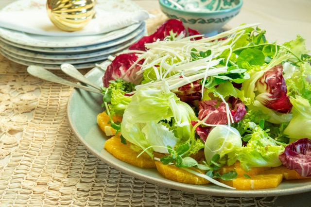 Salada de folhas e pancs da chef Mara Salles.