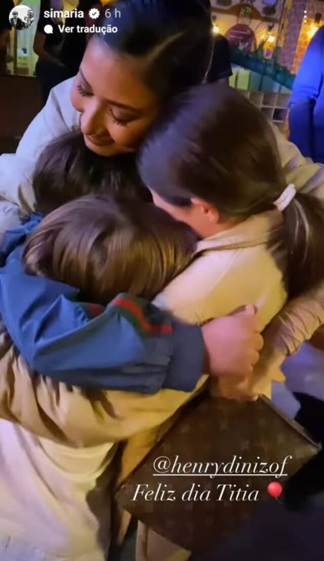 Instagram/@simaria Simaria abraça o sobrinho e os filhos.