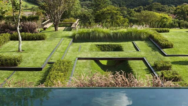 Beto Reginik/Divulgação Contrapondo geometria acentuada e vegetação exuberante, jardim residencial assinado por Alex Hanazaki é eleito o mais bonito do mundo