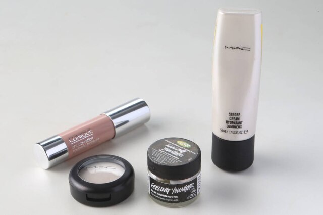 ALEX/ESTADAO Produtos iluminadores para fazer o strobing perfeito em casa: Chubby Stick Sculpting Highlight, da Clinique R$ 99; Cream Color Base Luna, M.A.C., R$ 89; Feeling Younger, Lush, R$ 65; Strobe Cream, M.A.C., R$ 153