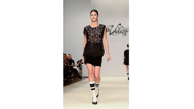 Divulgação Looks da Valerie Aflalo: feminilidade cravejada de recortes, bodados e aplicações