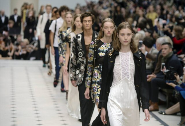 EFE/Hannah Mckay A grife britânica Burberry apresentou sua coleção de primavera/verão 2016 na Semana de Monda de Londres na segunda-feira, 21
