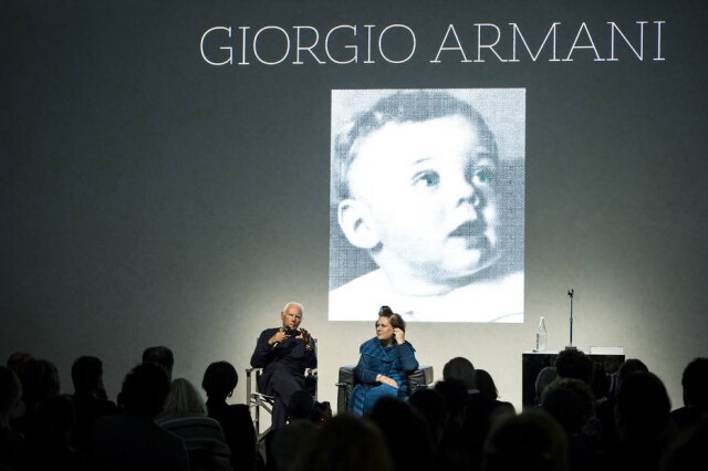 Divulgação Giorgio Armani e a jornalista Suzy Menkes conversam durante o lançamento da biografia do estilista
