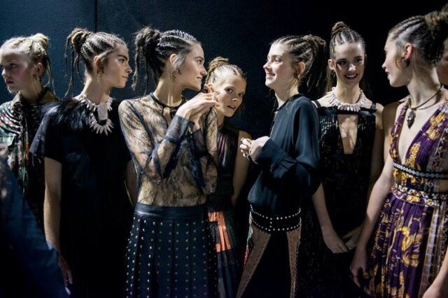 Reprodução/ Facebook Valentino Modelos com tranças rastafári em um desfile recente da grife Valentino, em Paris