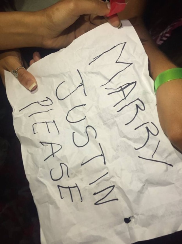 Twitter Cartaz que a cantora amassou durante o show, com os dizeres 'Case-se com o Justin, por favor'