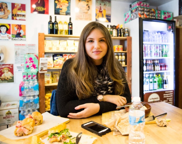 Stefania Curto/ The New York Times Skylar Ganz, uma das fundadoras do Freshmen 15, provando alguns pratos na La Panineria Italiana, no Greenwich Village, em Nova York