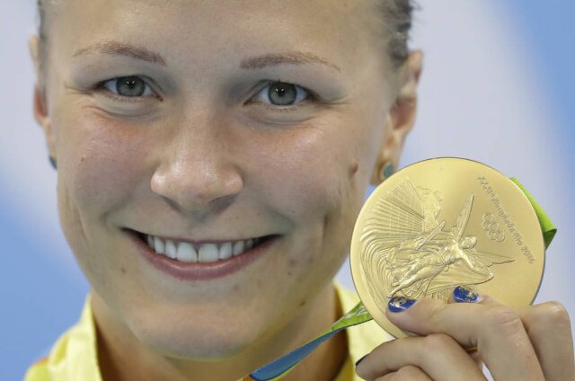 MIchael Sohn/Ap A nadadora sueca Sarah Sjöström conquistou ouro nos 100 metros femininos e mostrou suas unhas azuis com detalhes dourados
