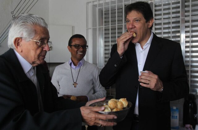 Werther Santana/Estadão Migo, Haddad, se você comer todos os pães de queijo dos padres pode perder pelo menos esses dois votos