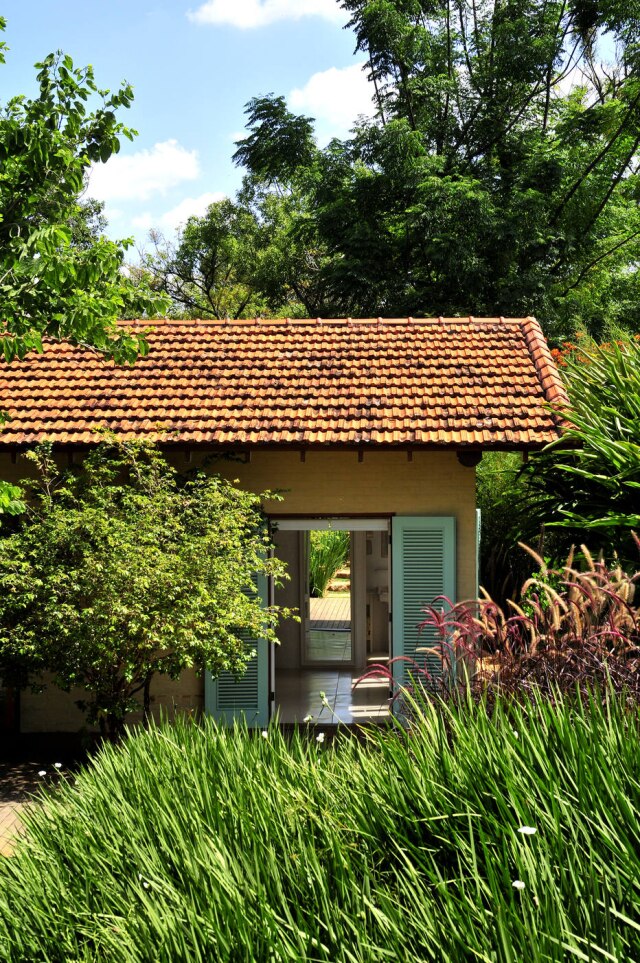 Marcos Bechin/Divulgação De todos os cômodos da casa é possível ver o jardim neste projeto de Alex Hanazaki