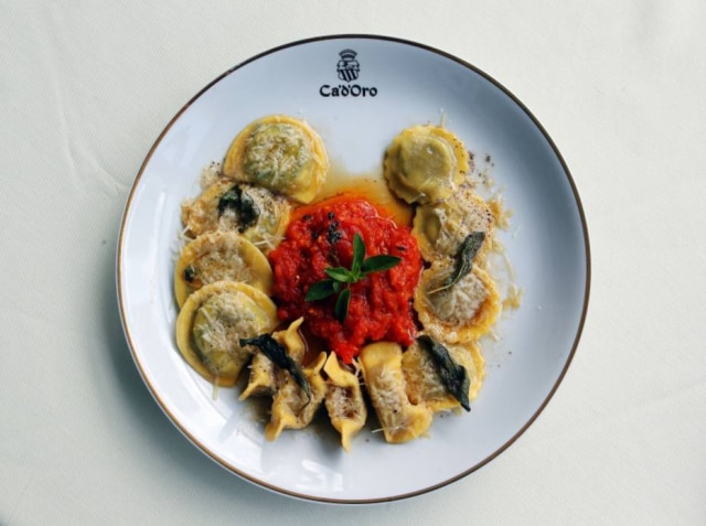 Sergio Castro|Estadão Trio bergamasco. São três massas recheadas: raviole de carne, casoncelli de vitela e amaretto, e agnolotti de espinafre e queijos. Na manteiga de sálvia, escoltados por molho de tomate
