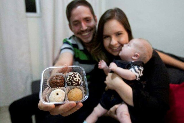 Acervo Pessoal Carolina Heras conta com a ajuda do marido, Jadala Vicente, para fazer os brigadeiros