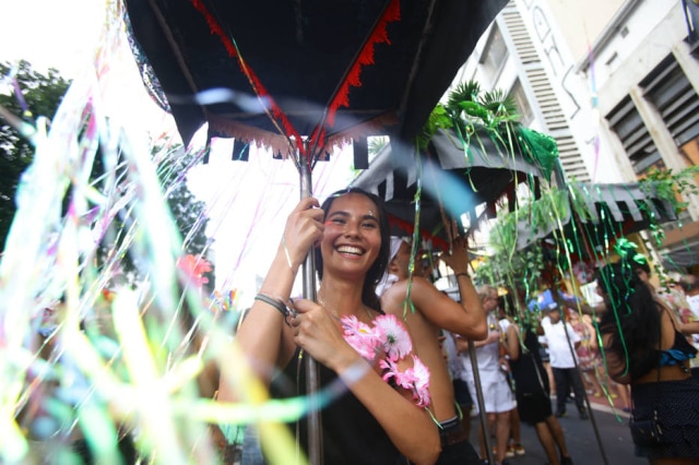 GABRIELA BILO/ESTADAO O glitter é o adorno preferido dos foliões. Foto tirada no bloco Acadêmicos do Baixo Augusta, em São Paulo.
