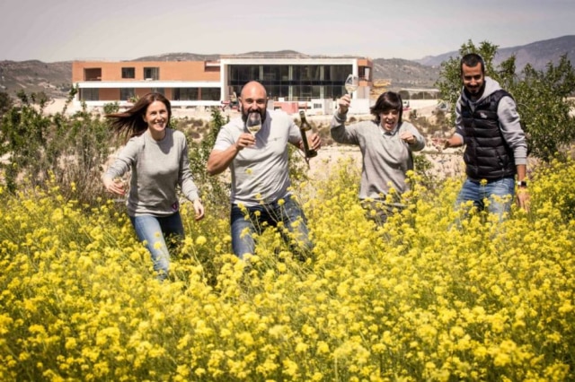 Benoit Bessier|Reuters Jovens e multidisciplinares. Segurando a garrafa, José Luis Gómez, diretor de enologia da Casa Rioja