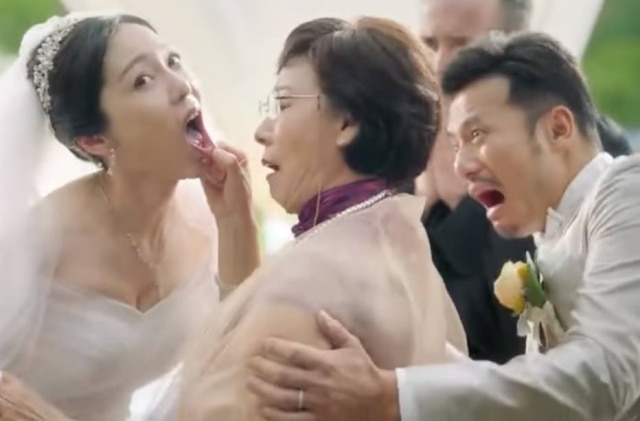 Cena do comercial da Audi/Youtube Comercial da Audi é alvo de críticas por 'comparar' mulher a carros usados.