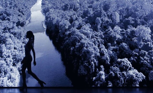 AFP PHOTO / Miguel SCHINCARIOL Desfile da Tryia foi inspirado em poema de Oswald de Andrade