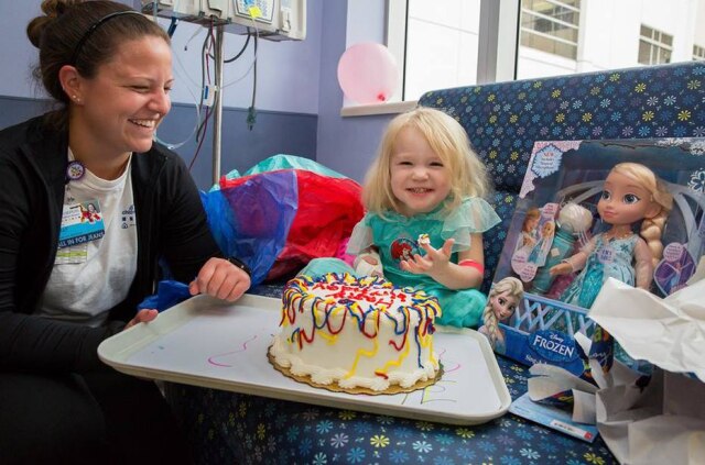 Facebook/AllChildrensHospital Willow Stine, de 3 anos, em festa de aniversário organizada por equipe de hospital na Flórida.