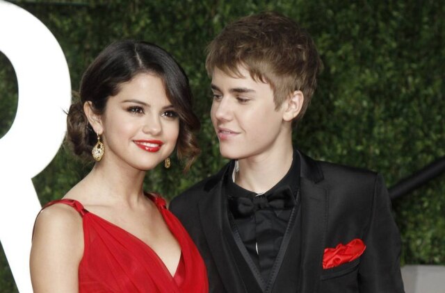 REUTERS/Danny Moloshok Selena Gomez e Justin Bieber em 2011, ano em que assumiram o namoro. Na época, ele tinha 16 anos e ela 18.