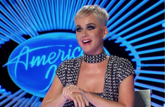 Reprodução de 'American Idol' (2018) / ABC Katy Perry deu selinho surpresa em participante de reality show musical.