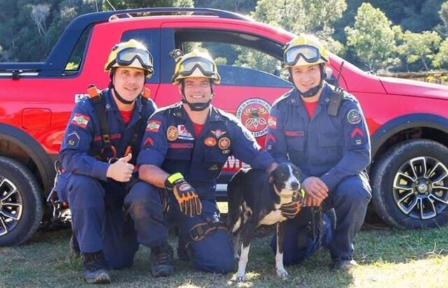 Facebook / @CBMSCItuporanga Resgatistas do corpo de bombeiros de Ituporanga ao lado do cãozinho resgatado.