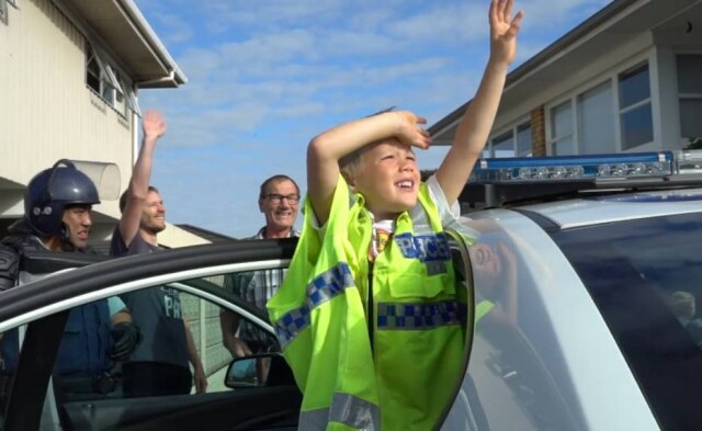 Facebook / @Counties.Manukau.Police Zachary em uma viatura da polícia no dia de sua festa.