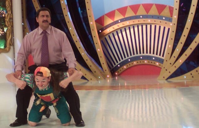 Robson Fernandjes / Estadão Ratinho e seu assistente de palco, Marquito, durante o 'Programa do Ratinho' no SBT em 2001.