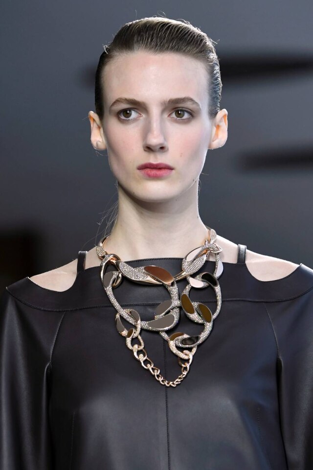 Bertrand GUAY/AFP Detalhe de um dos looks da coleção, com blusa em couro e uma joia: design e acabamentos preciosos