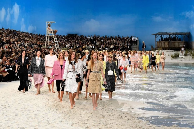 Bertrand Guay/AFP Chanel recria uma praia no Grand Palais, em Paris