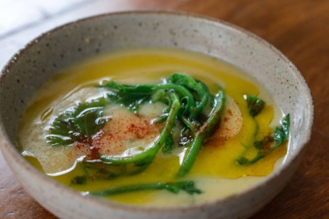 Werther Santana|Estadão Sopa de milho verde com cambuquira de abobrinha, que está no livro e o chef Marcelo Corrêa reproduziu na sua cozinha