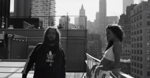 Instagram / @barbara Barbara Fialho e Jo Mersa Marley durante gravação do clipe da música 'Um Beijo'.