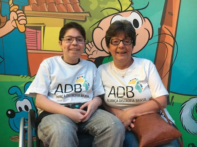Ludimila Honorato/Estadão Murilo Pescatori e a mãe dele, Isabel; o jovem de 19 anos foi diagnosticado com distrofia muscular de Duchenne aos sete anos.