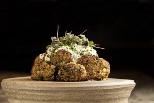 Codo Meletti/Estadão Makoto. Grelhada com molho de feta, tofu, shisô e maionese japonesa