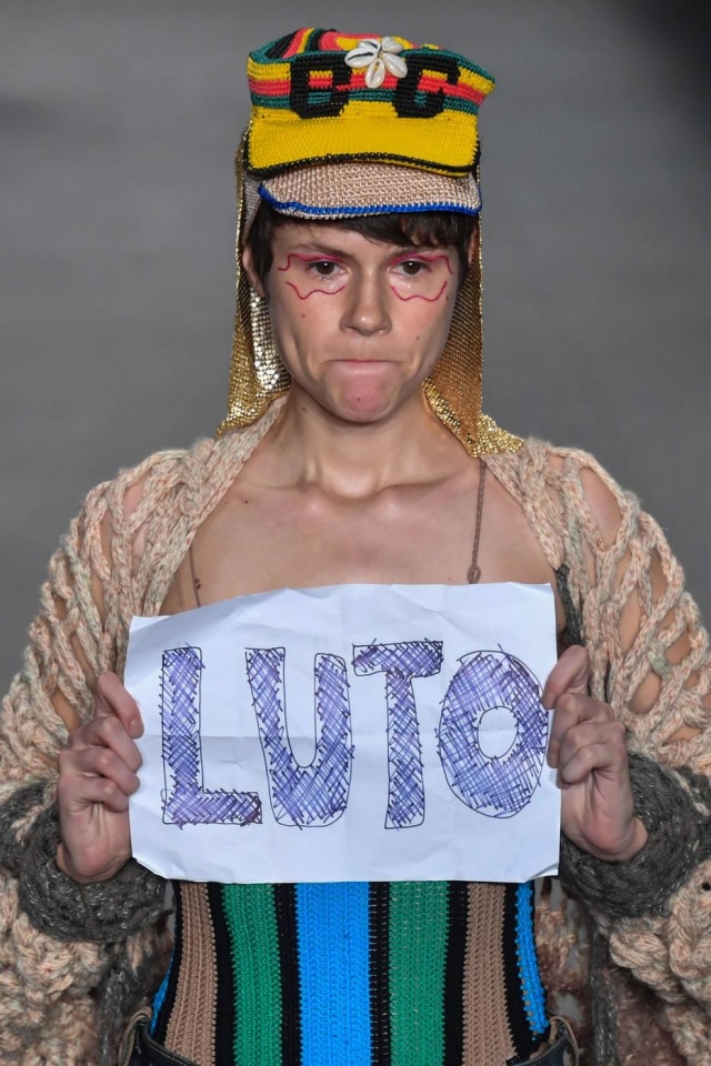 Nelson Almeida/ AFP Modelo durante desfile do projeto Ponto Firme na SPFW