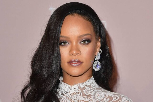 Angela Weiss/ AFP A fundação de Rihanna doou US$ 5 milhões (R$ 25,3 milhões, na cotação atual) para ajudar no combate ao novo coronavírus pelo mundo. O valor foi distribuído entre diferentes entidades de diversos países e regiões, incluindo a Organização Mundial da Saúde (OMS).